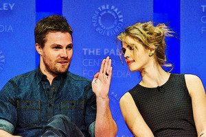  fotografia to Painting Stephen Amell and Emily Bett Rickards