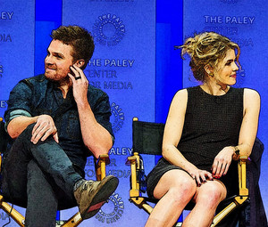  fotografia to Painting Stephen Amell and Emily Bett Rickards