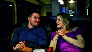  bức ảnh to Painting Stephen Amell and Emily Bett Rickards