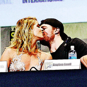  bức ảnh to Painting Stephen Amell and Emily Bett Rickards
