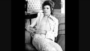  Sexy bowie sitting on a 长椅, 沙发
