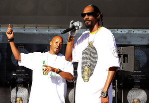 Snoop Dogg got his michael jackson shirt on