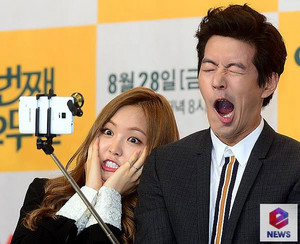  Son Na Eun attempts to make a funny face