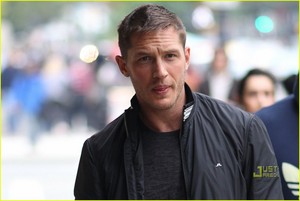  Whats the ジャケット brand Tom Hardy is wearing?