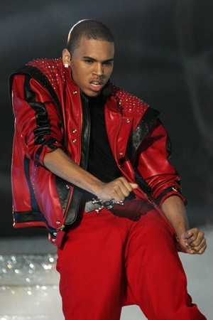  chris brown got his thriller mj's ジャケット on pays tribute to michael jackson