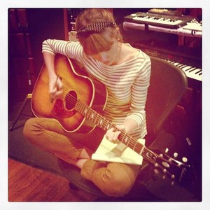taylor with guitar 