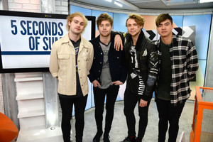  5sos on The Today दिखाना
