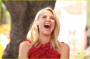  Claire Danes Receives 星, つ星 on Hollywood Walk of Fame!
