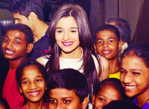  Cutie Alia Bhatt with fans