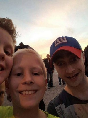  Daniel Radcliffe with fan at 'Imperium' Set. (Fb.com/DanielJacobRadcliffeFanClub)