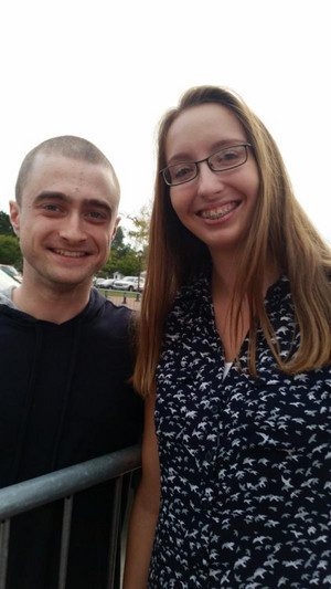  Ex:Daniel Radcliffe with a 팬 at behind the set of Imperium (Fb.com/DanielJacobRadcliffeFanClub)