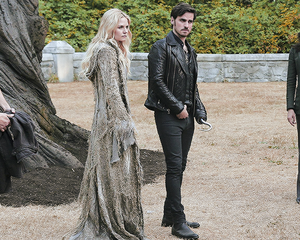  Hook and Emma in 5x02
