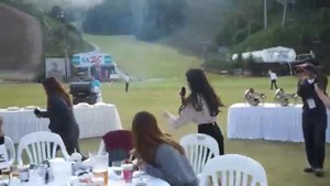  IU was chasing after her LOEN colleagues to sing with her