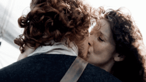  Jamie and Claire ciuman