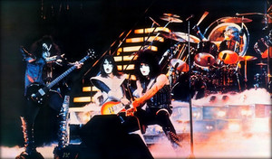  চুম্বন Alive II 1977