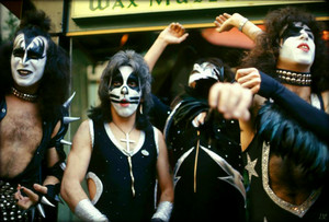  吻乐队（Kiss） ~Hollywood, California...February 24, 1976 ~Graumans Chinese Theater