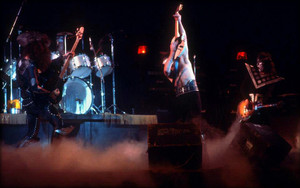  Kiss ~Long bờ biển, bãi biển California...January 17, 1975 Hotter Than Hell Tour