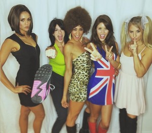  Nina Dobrev, Kayla Ewell and বন্ধু dressed as the Spice Girls for হ্যালোইন