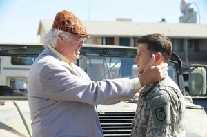 Parker Young as Randy đồi núi, hill in Enlisted