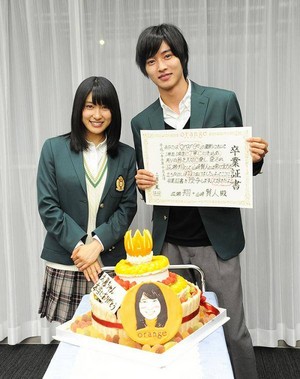  Tsuchiya Tao handwrites certificate for Kento, he gifts her a cake to mark 'orange' crankup