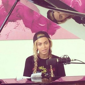  Beyoncé wears a shati of michael jackson from her die with wewe tidal video