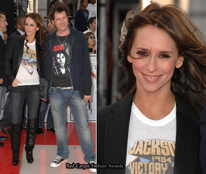  jennifer l’amour hewitt and jamie kennedy wears a chemise of michael jackson