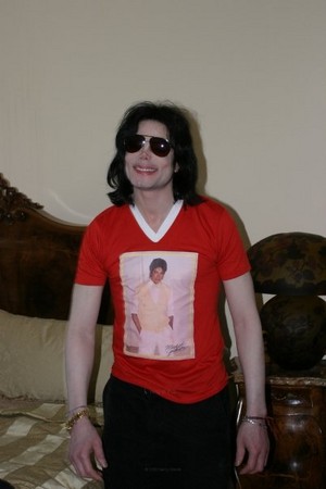  michael jackson wearing a 셔츠 of himself