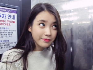  151127 [VLive] IU(아이유) ‘CHAT-VIEW’ behind