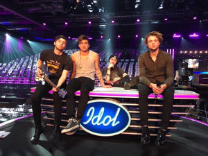  5Sos at Swedish Idol