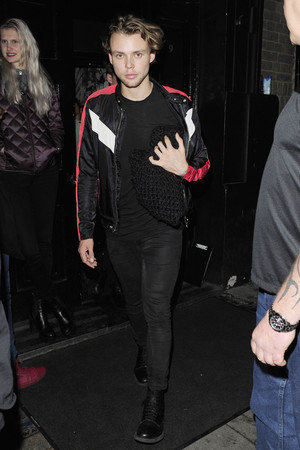  Ash leaving a Club in Londres