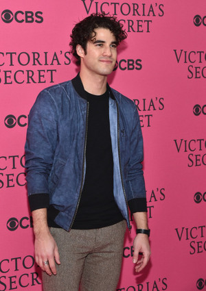  Darren at a Victoria's Secret montrer