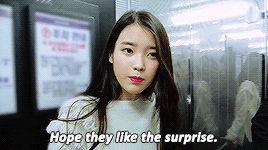  IU’s adorable reaction to her 팬 excitement over her surprise appearance