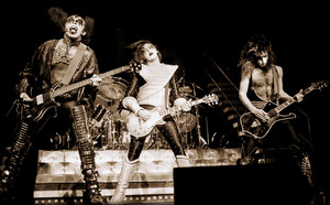  baciare ~December 1977 (NYC - Alive II tour)