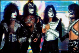  吻乐队（Kiss） ~June 1977 (Mylar session)