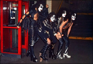  吻乐队（Kiss） ~October 26, 1974 (New York City subway)