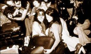  চুম্বন ~Passiac, New Jersey…April 27 1974 (backstage-the Capital Theater)