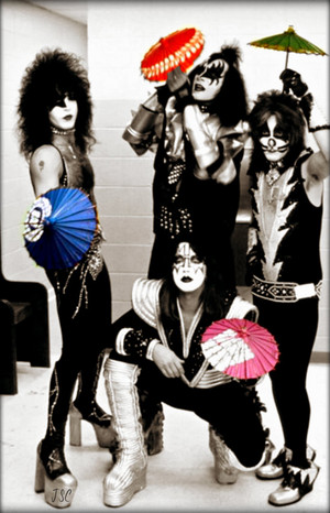  吻乐队（Kiss） ~Uniondale, New York…February 21, 1977