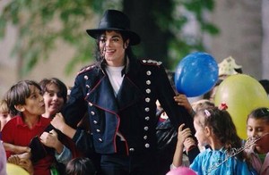 MJ With Children At Neverland