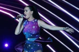  Katy Performs at Dubai Airport's Air Show Gala