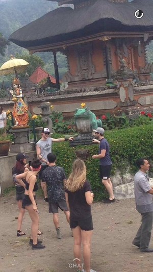 5SOS with friends in Bali
