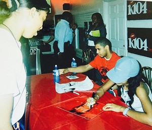  Aaliyah 'Red Album' signing, 2001 ♥