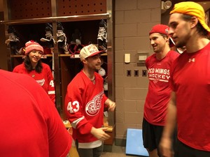  Ex: Daniel Radcliffe & Erin Spends New год at Red Wings game (Fb.com/DanielJacobRadcliffeFanClub)