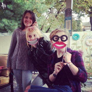  Hayley with her sisters