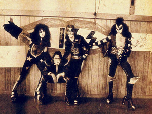  吻乐队（Kiss） ~Cadillac Michigan…October 9-10 1975