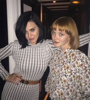  Katy Perry and еще Присоединиться Vogue and AG to тост Kacy холм, хилл