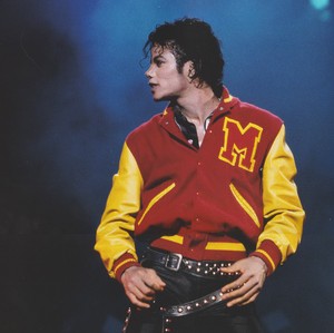  Michael Jackson - HQ Scan - Michael Performing Thriller on the Bad Tour