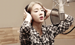  Taeyeon 唱歌 gif