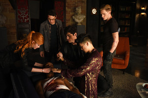  'Shadowhunters' 1x06 Of Men and ángeles (stills)