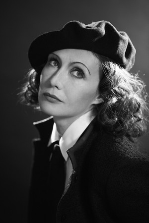  Carice busje, van Houten - Greta Garbo Biopic photoshoot