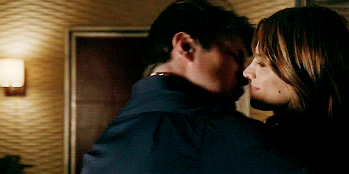 Castle and Beckett kiss-8x9.